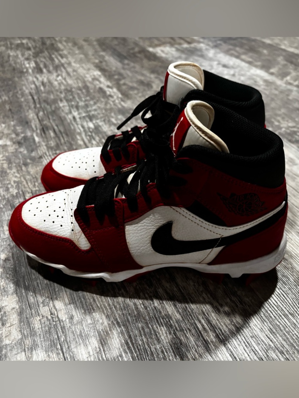 Jordan 1 Mid "White/Black/Gym Red" Grade School Boys' Multisport Cleat size 5Y